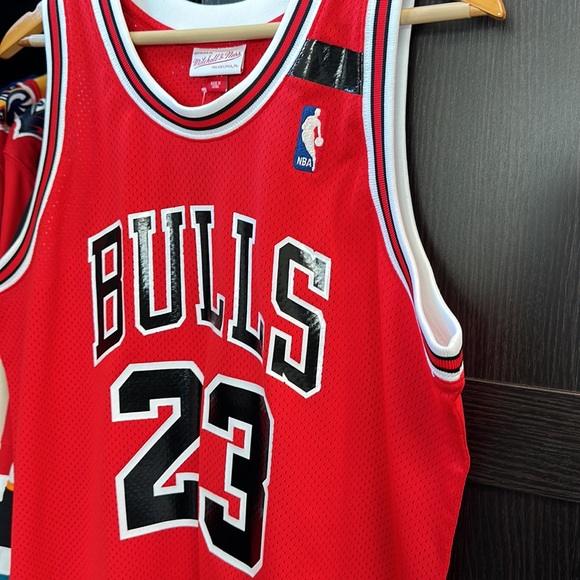 Mitchell & Ness Men's 1991 Chicago Bulls Michael Jordan #23 Authentic Jersey - Picture 2 of 5